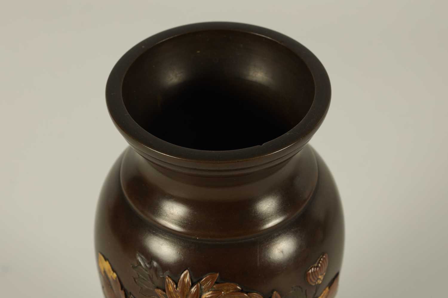 A JAPANESE MEIJI PERIOD MIXED METAL BRONZE BALUSTER VASE - Image 4 of 8