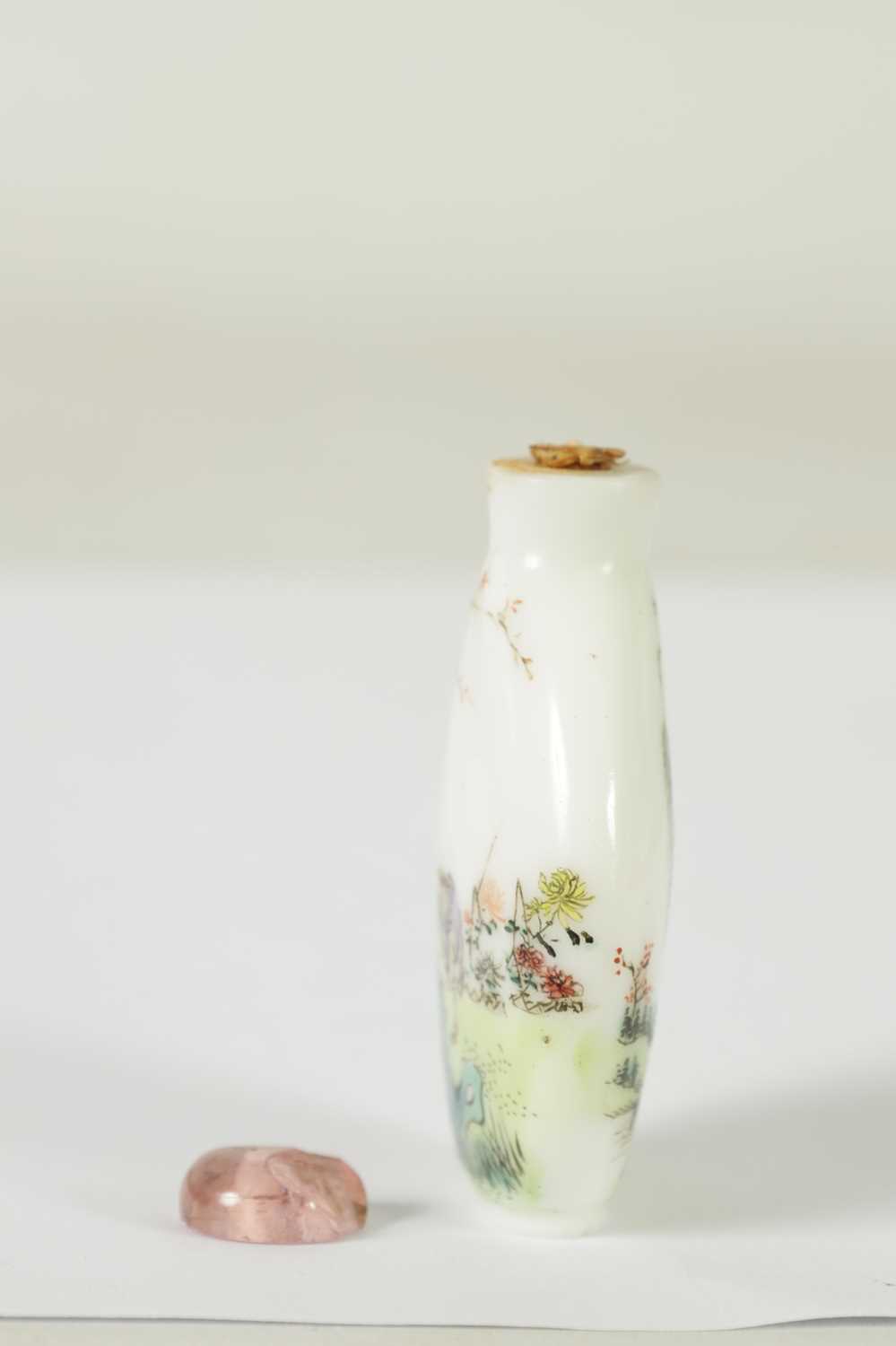 A 19TH CENTURY FAMILLE ROSE SNUFF BOTTLE - Image 4 of 9