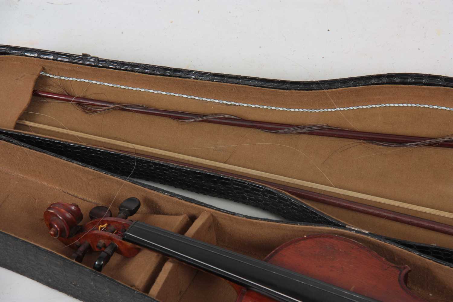 A 19TH CENTURY VIOLIN - Image 5 of 17