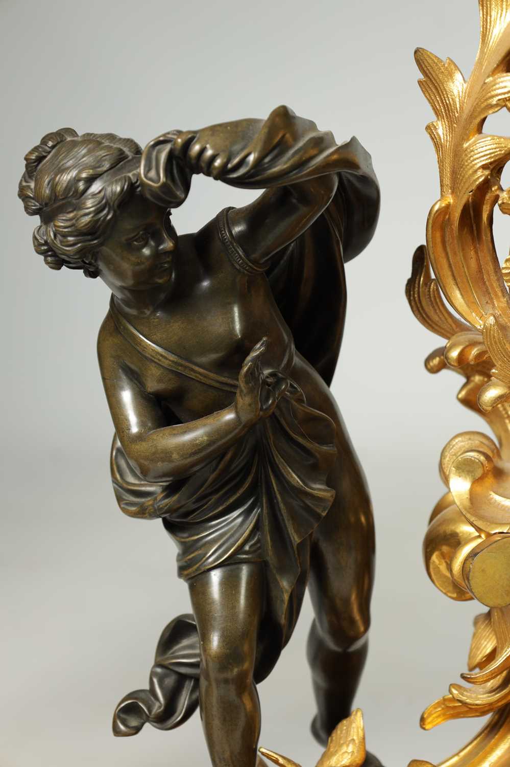 A LARGE LATE 19TH CENTURY FRENCH ORMOLU AND PATINATED BRONZE CLOCK GARNITURE - Image 6 of 10