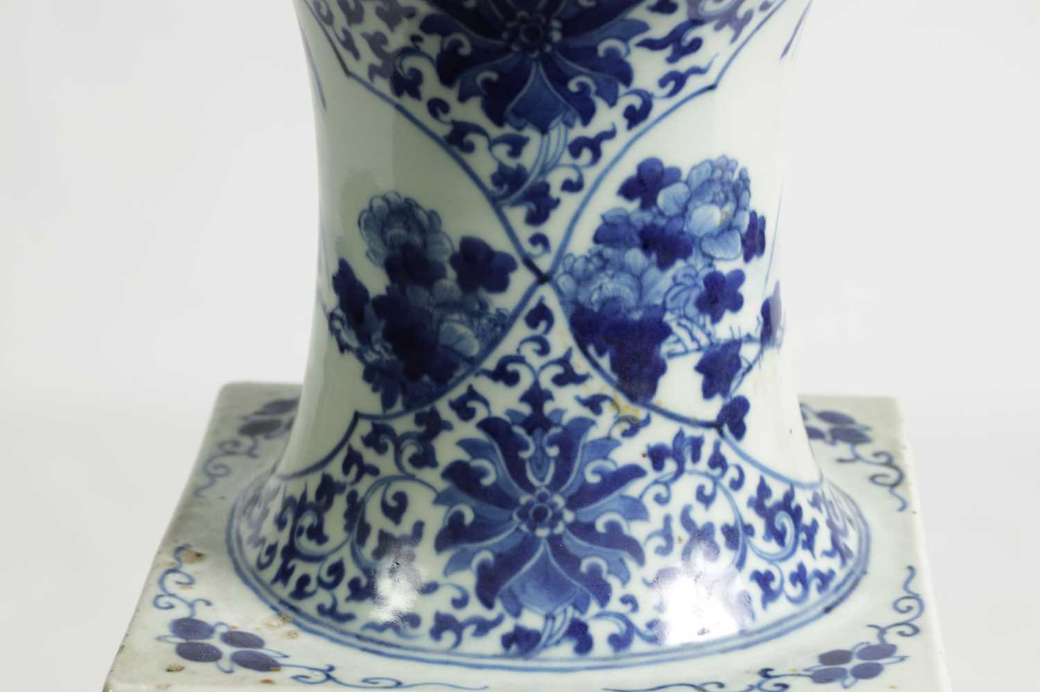 A GOOD 18TH/19TH CENTURY CHINESE BLUE AND WHITE PORCELAIN SQUARE TAPERING VASE - Image 11 of 19