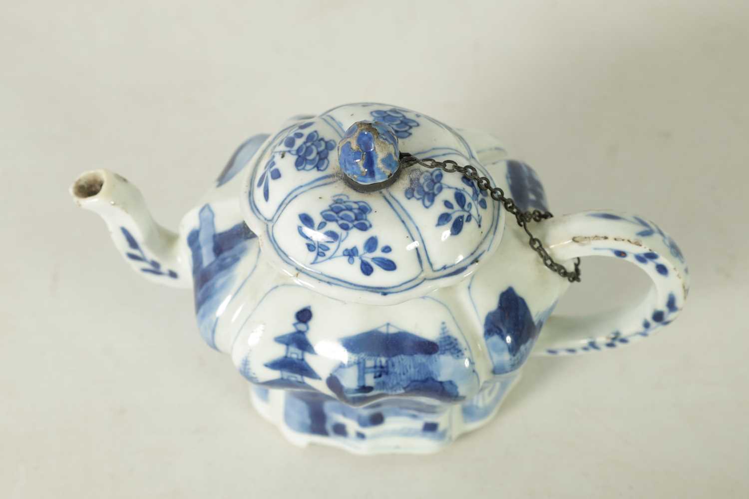 AN 18TH CENTURY CHINESE BLUE AND WHITE SMALL TEAPOT - Image 5 of 12