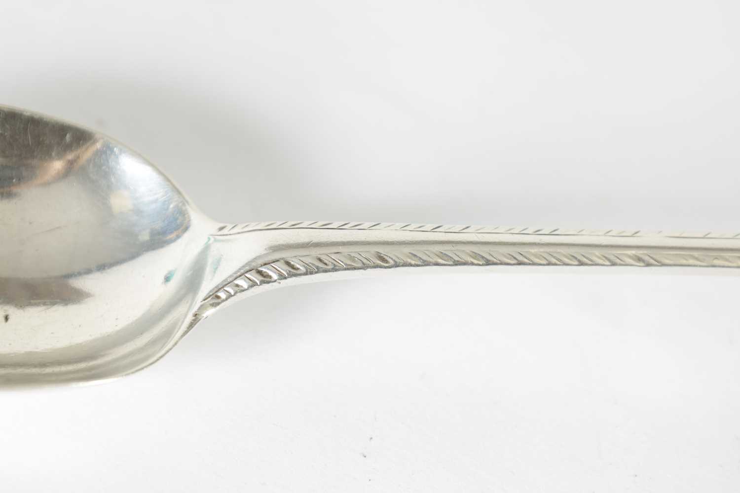 A LATE 18TH-CENTURY IRISH SILVER SERVING SPOON - Image 3 of 6