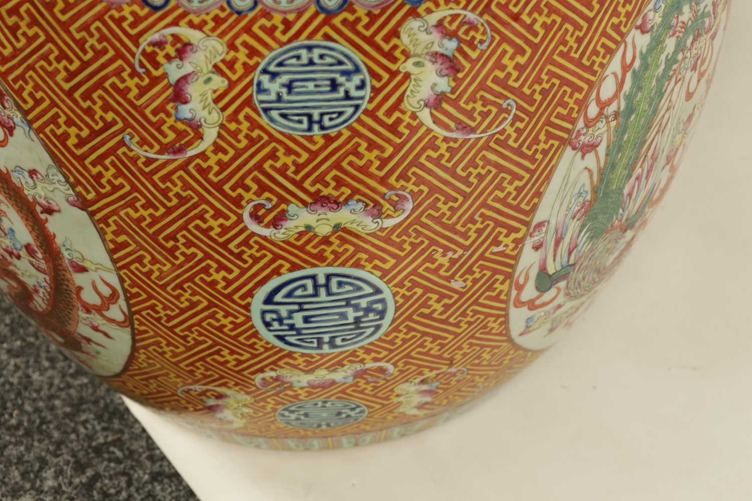 A GOOD PAIR OF 19TH CENTURY CHINESE FAMILLE ROSE PORCELAIN JARDINIÈRES - Image 6 of 25