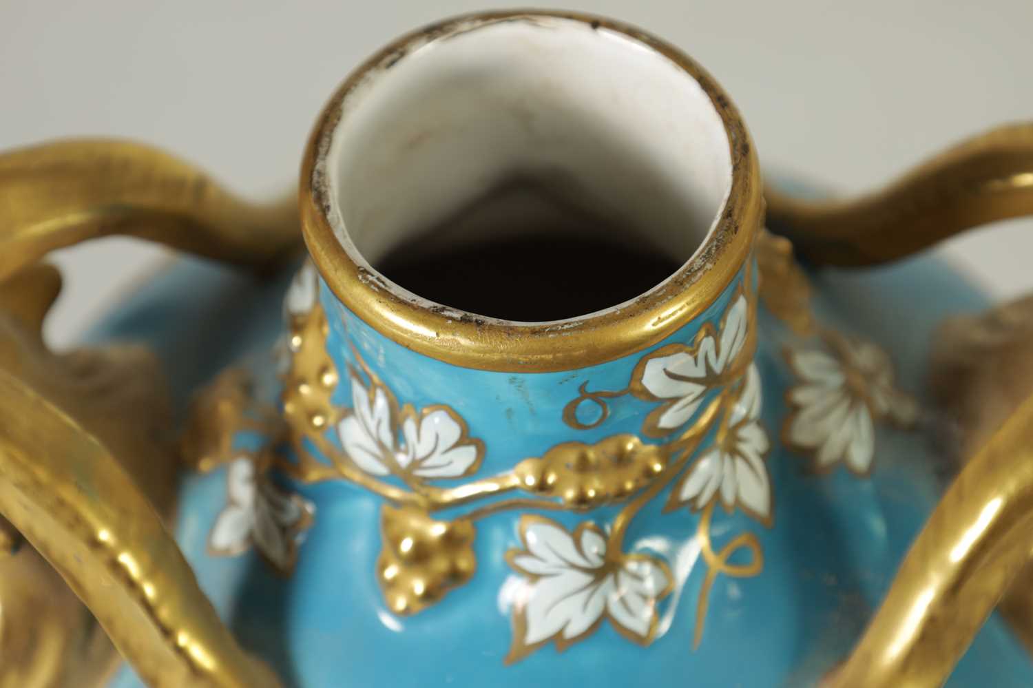 A PAIR OF 19TH CENTURY SEVRES STYLE ORMOLU MOUNTED VASES AND COVERS - Image 9 of 11