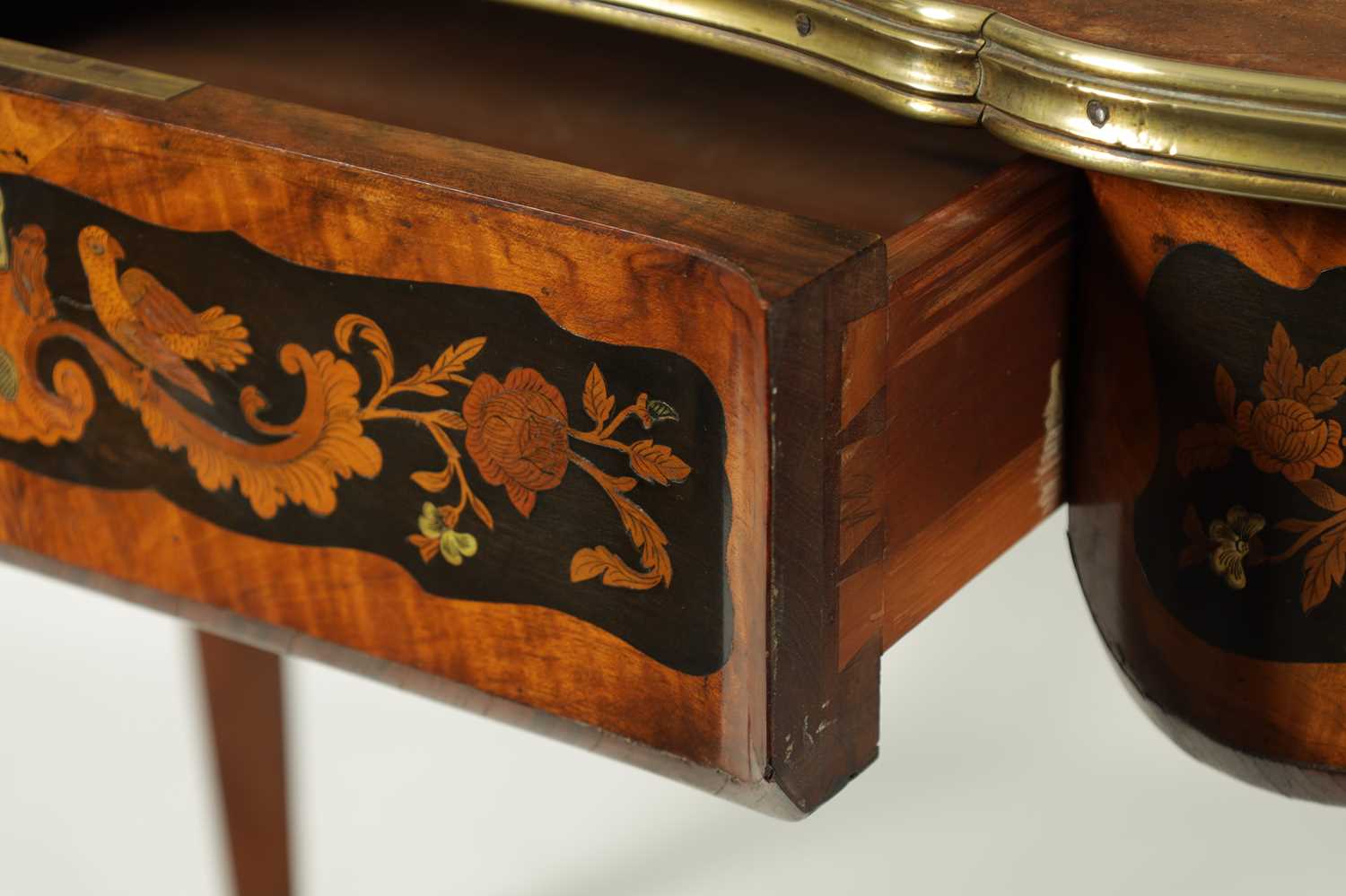 A GOOD 19TH CENTURY WALNUT, MARQUETRY AND MOTHER OF PEARL INLAID ENGLISH SERPENTINE ORMOLU MOUNTED T - Image 5 of 8