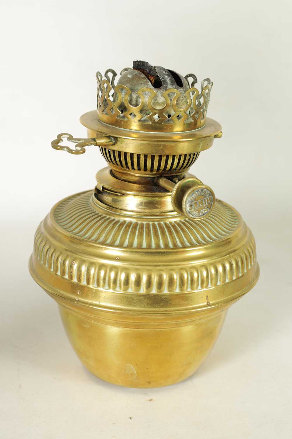 A 19TH-CENTURY CERAMIC AND CAST BRASS OIL LAMP - Image 8 of 8