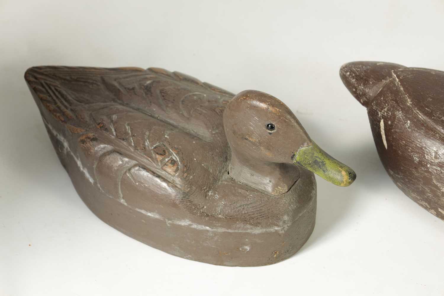 A SELECTION OF FIVE CARVED WOODEN DECOY DUCKS - Image 5 of 6