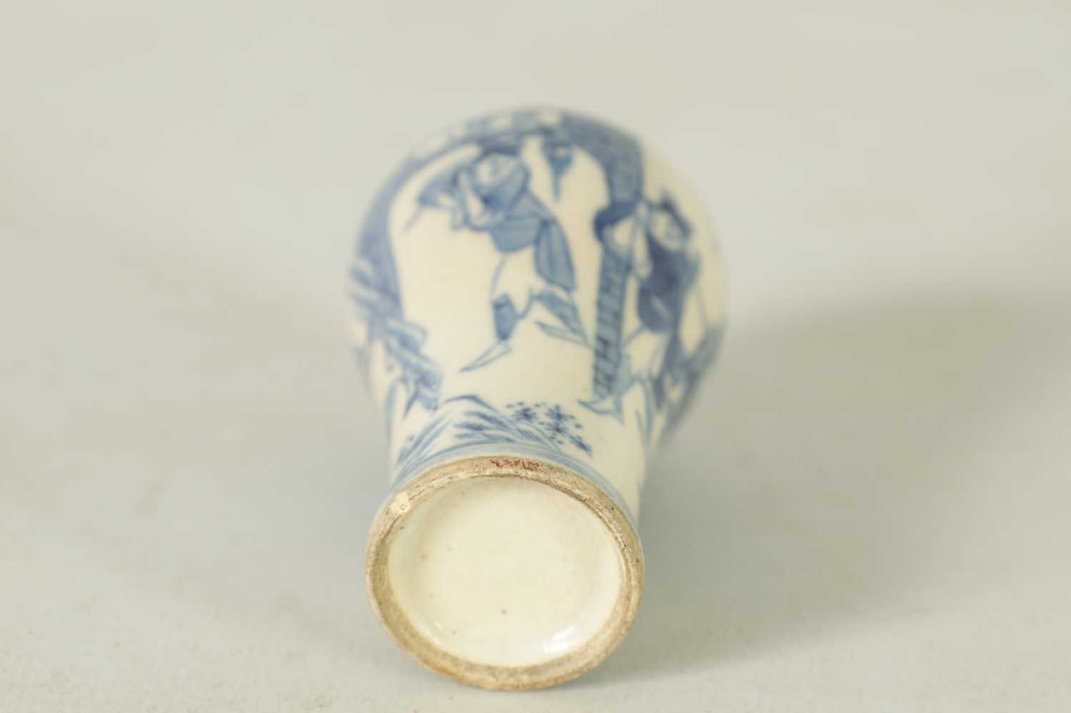 A 18TH CENTURY CHINESE MINIATURE BLUE AND WHITE INVERTED BALUSTER VASE - Image 8 of 8
