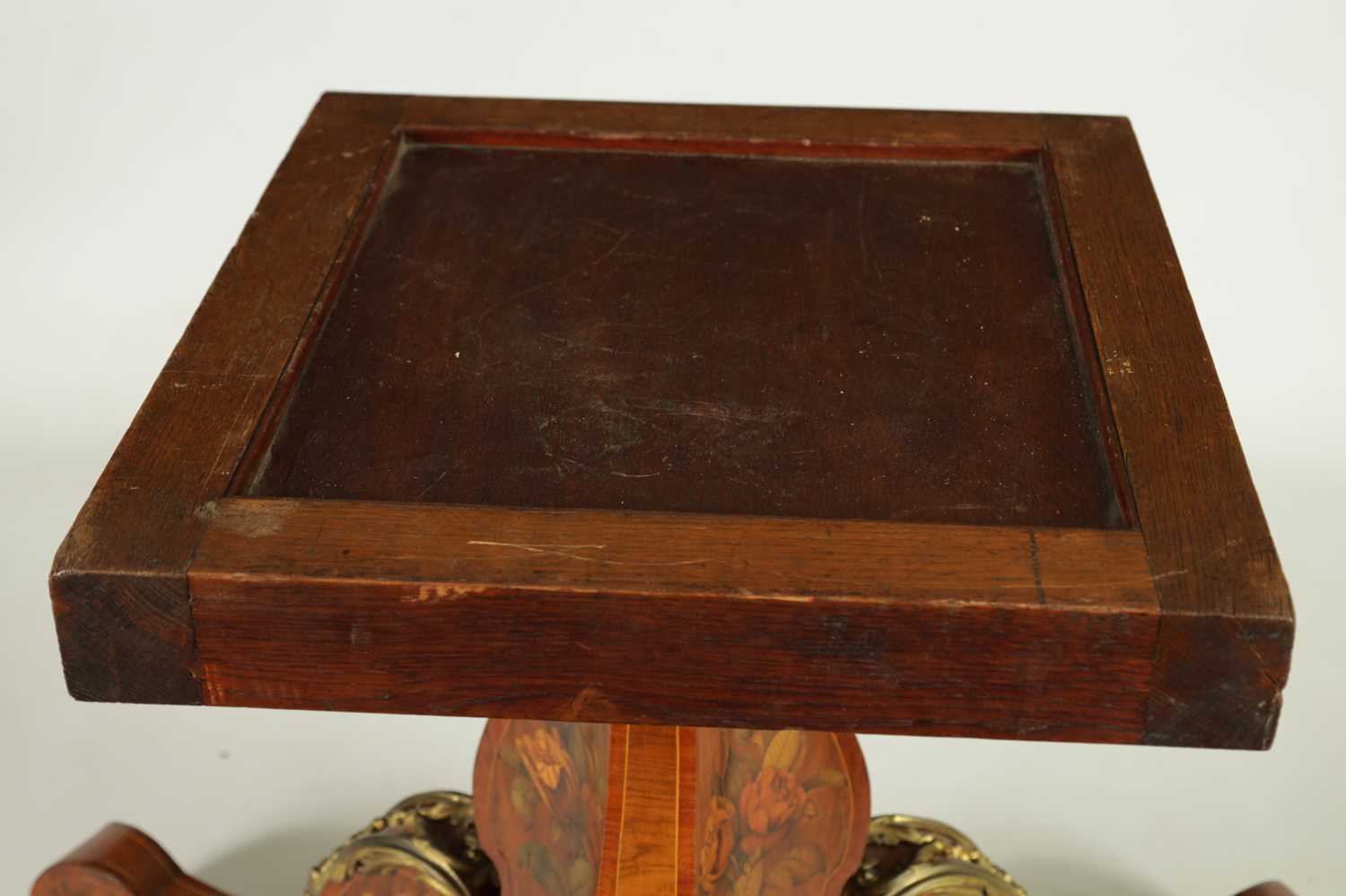 A FINE 19TH CENTURY ORMOLU MOUNTED BURR WALNUT AND FLORAL MARQUETRY CENTRE TABLE IN THE MANNER OF ED - Image 3 of 10