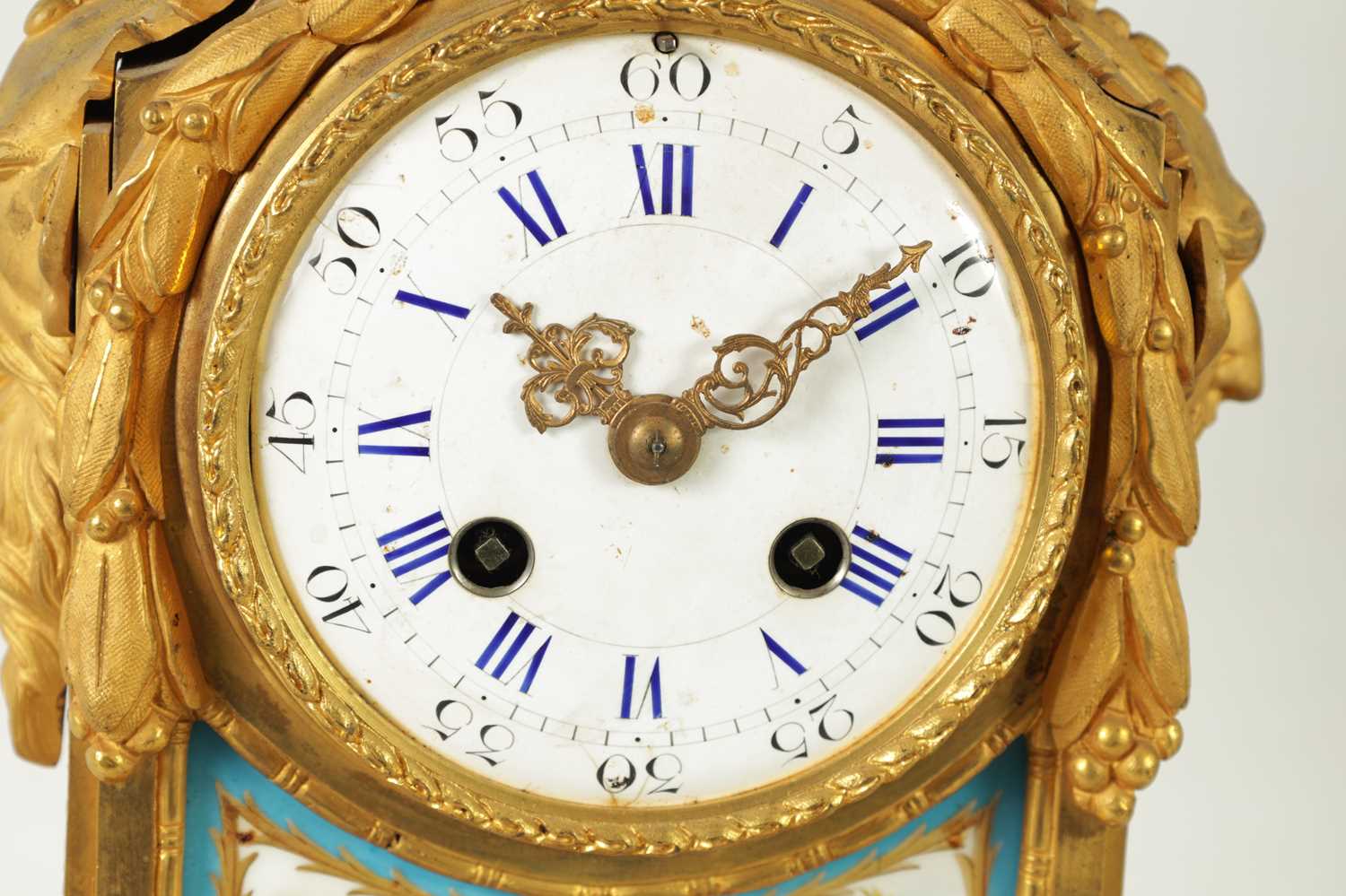 A LATE 19TH CENTURY FRENCH ORMOLU AND PORCELAIN PANELLED MANTEL CLOCK - Image 5 of 10