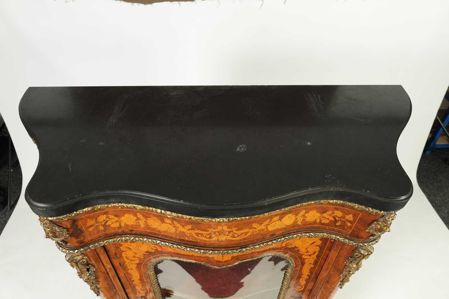 A FINE 19TH CENTURY ORMOLU MOUNTED WALNUT AND FLORAL MARQUETRY INLAID SERPENTINE SIDE CABINET - Image 8 of 16
