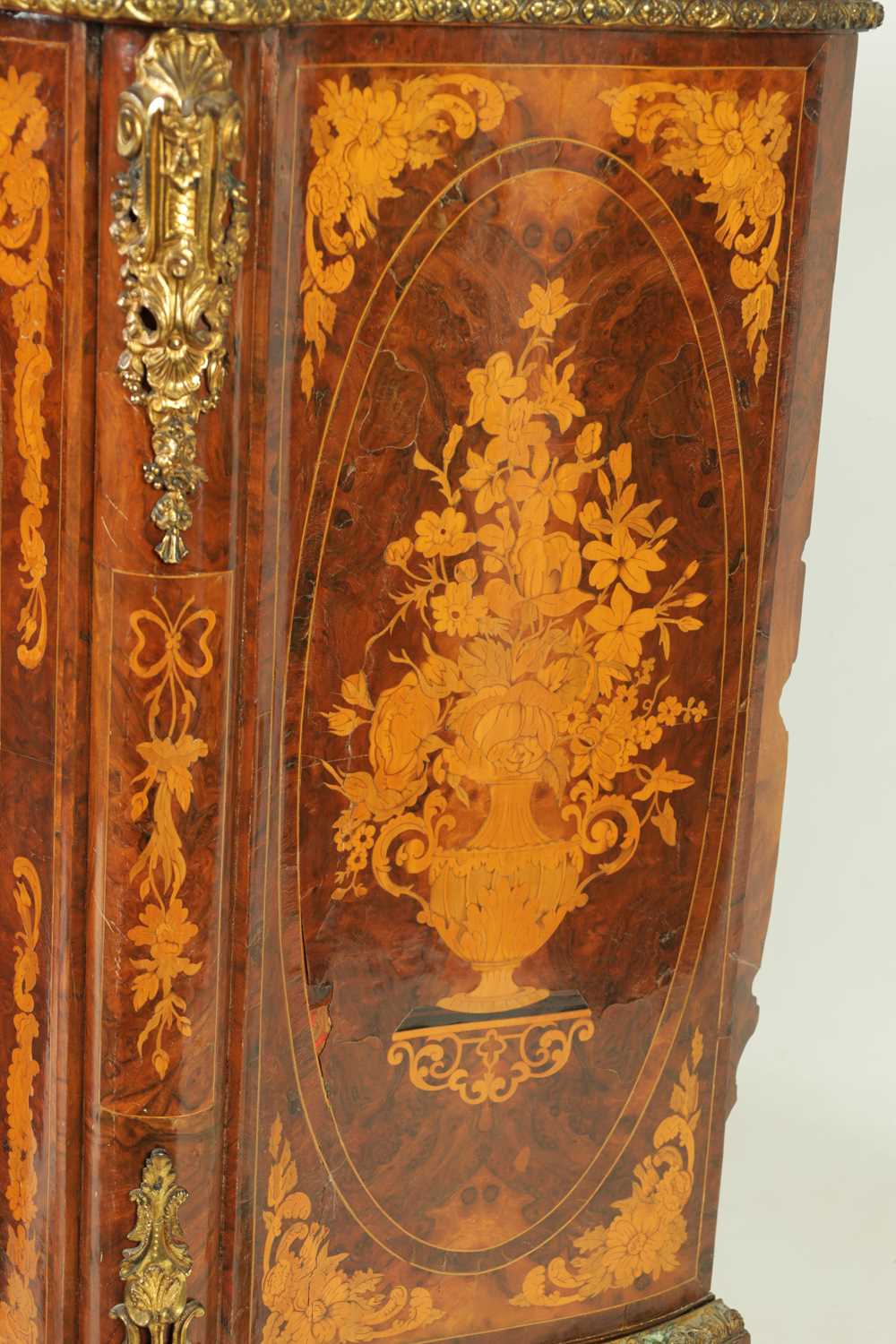 A FINE 19TH CENTURY ORMOLU MOUNTED WALNUT AND FLORAL MARQUETRY INLAID SERPENTINE SIDE CABINET - Image 7 of 16