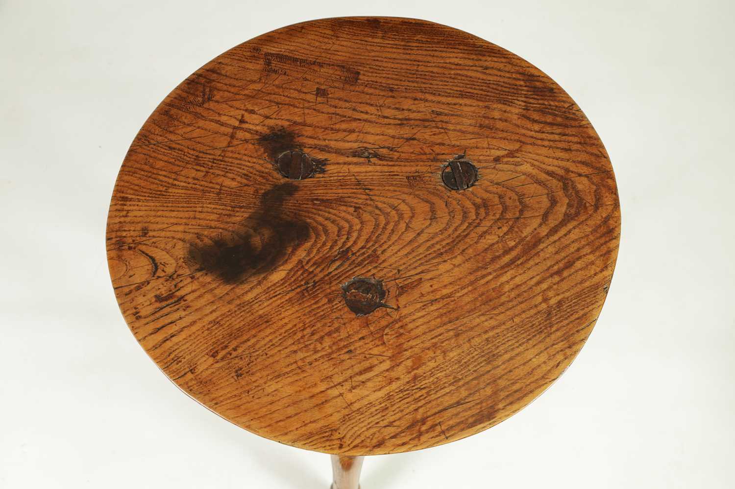 A GOOD GEORGE III ELM CHEESE TOP CRICKET TABLE - Image 4 of 5
