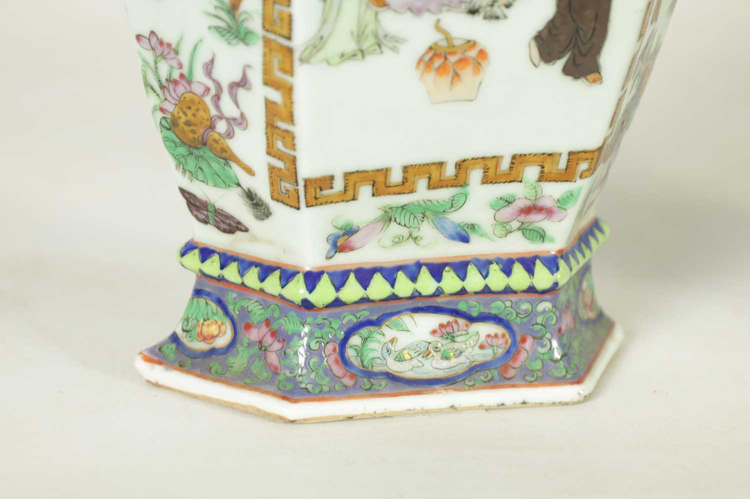 A PAIR 19TH CENTURY CHINESE CANTON FAMILLE ROSE SHAPED RECTANGULAR POLYCHROME VASES - Image 9 of 15