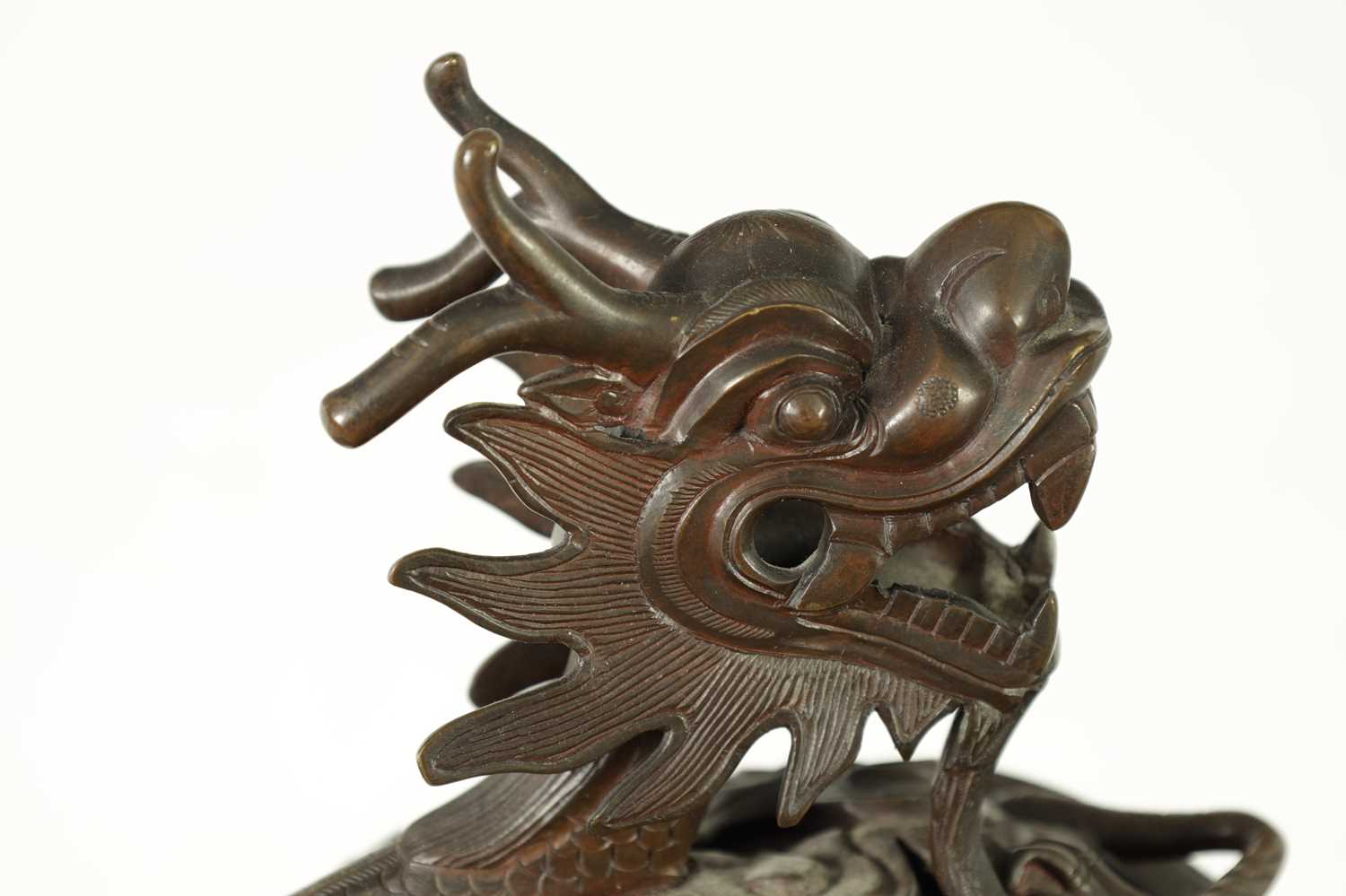 A 19TH CENTURY CHINESE BRONZE CENSER AND LID MOUNTED ON A HARDWOOD STAND - Image 3 of 31