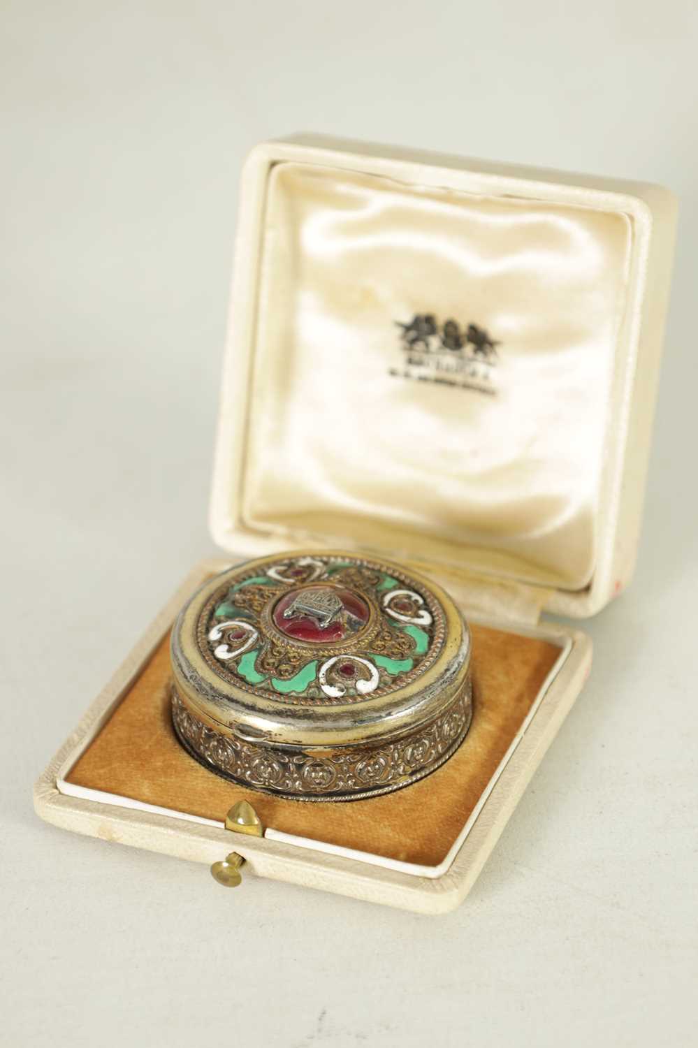 A LATE 19TH-CENTURY RUSSIAN HALLMARKED SILVER GILT AND ENAMEL PILL BOX - Image 2 of 10