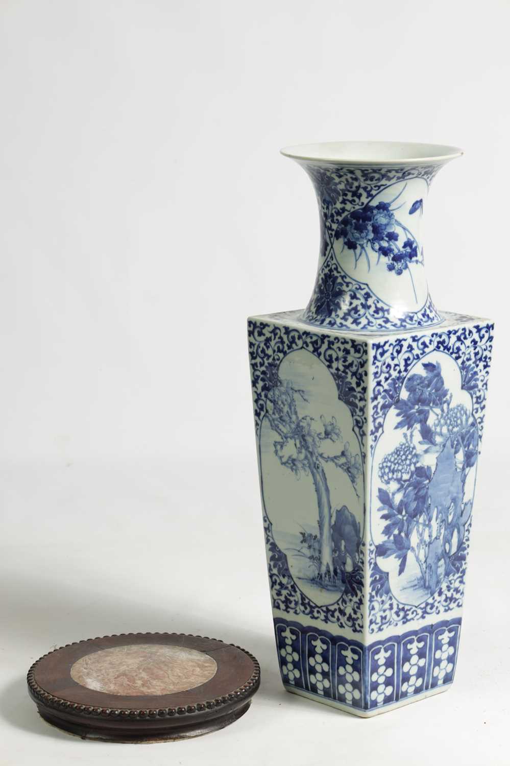 A GOOD 18TH/19TH CENTURY CHINESE BLUE AND WHITE PORCELAIN SQUARE TAPERING VASE - Image 4 of 19
