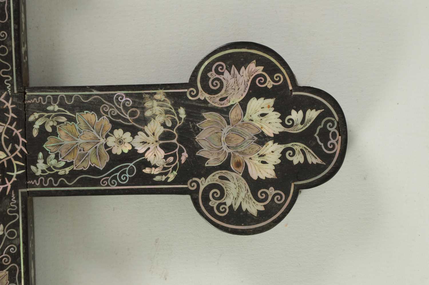 A FINE 18TH/19TH CENTURY CHINESE MOTHER OF PEARL INLAID HARDWOOD APOSTLE CROSS - Image 5 of 11