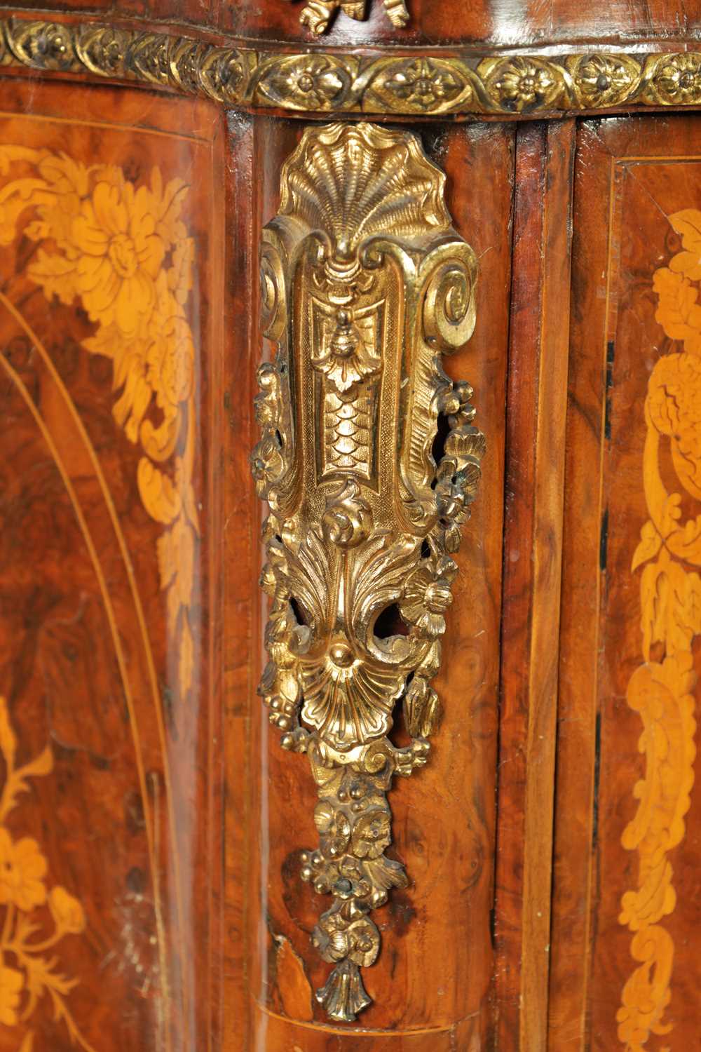 A FINE 19TH CENTURY ORMOLU MOUNTED WALNUT AND FLORAL MARQUETRY INLAID SERPENTINE SIDE CABINET - Image 5 of 16