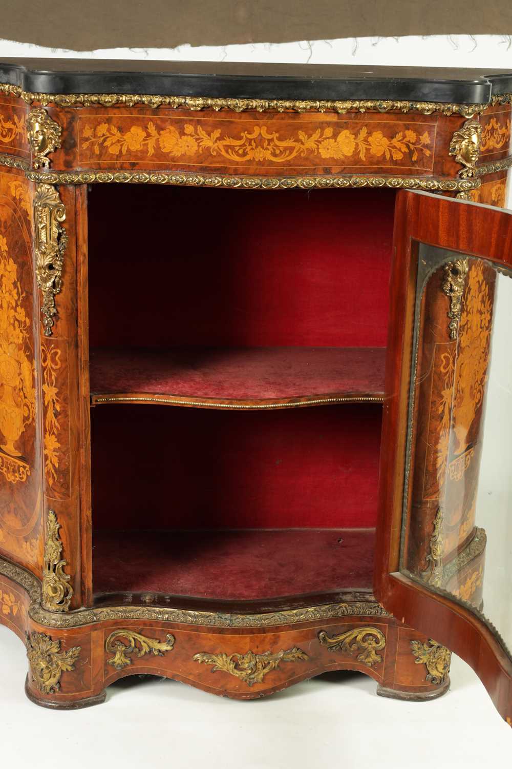 A FINE 19TH CENTURY ORMOLU MOUNTED WALNUT AND FLORAL MARQUETRY INLAID SERPENTINE SIDE CABINET - Image 13 of 16