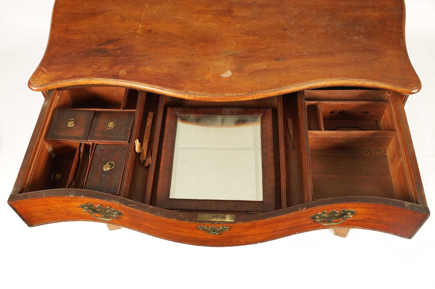 A GEORGE III MAHOGANY SERPENTINE GENTLEMAN'S DRESSING CHEST - Image 4 of 5