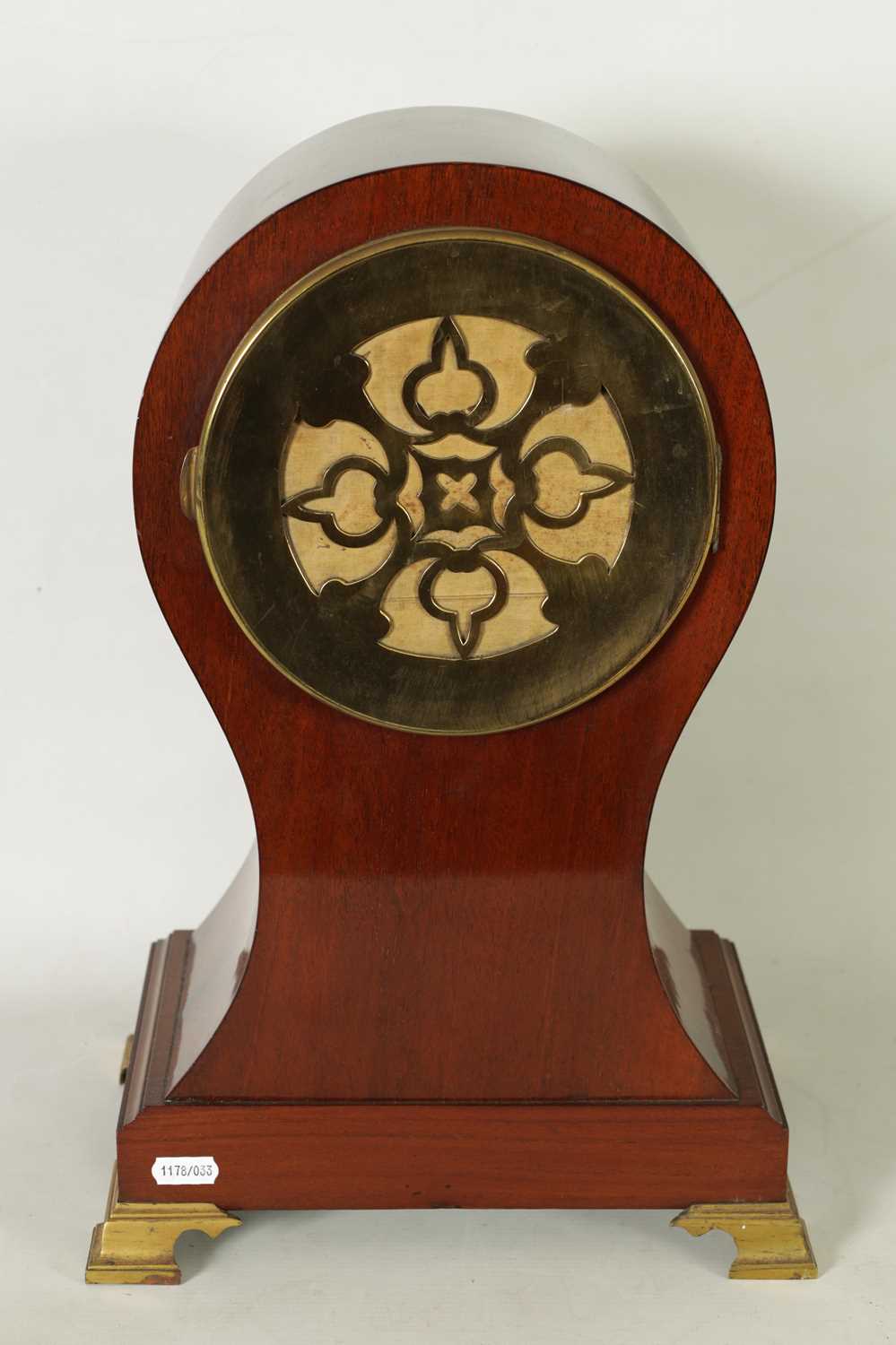 ARNOLD AND LEWIS, MANCHESTER. AN EDWARDIAN FRENCH INLAID MAHOGANY BRACKET CLOCK - Image 4 of 8
