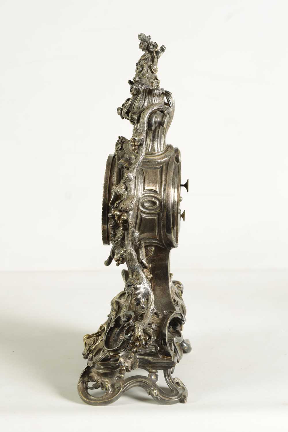 HENRY MARC, A PARIS. A MID 19TH CENTURY FRENCH ROCOCO STYLE SILVERED BRONZE MANTEL CLOCK - Image 7 of 10