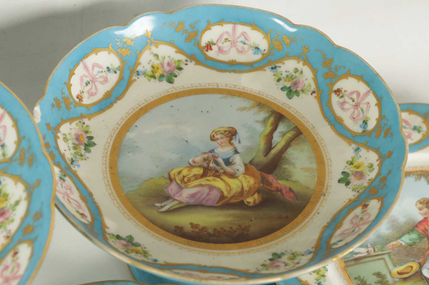 A 19TH CENTURY CONTINENTAL SEVRES PATTERN TWENTY-THREE PIECE DESSERT SERVICE - Image 7 of 25