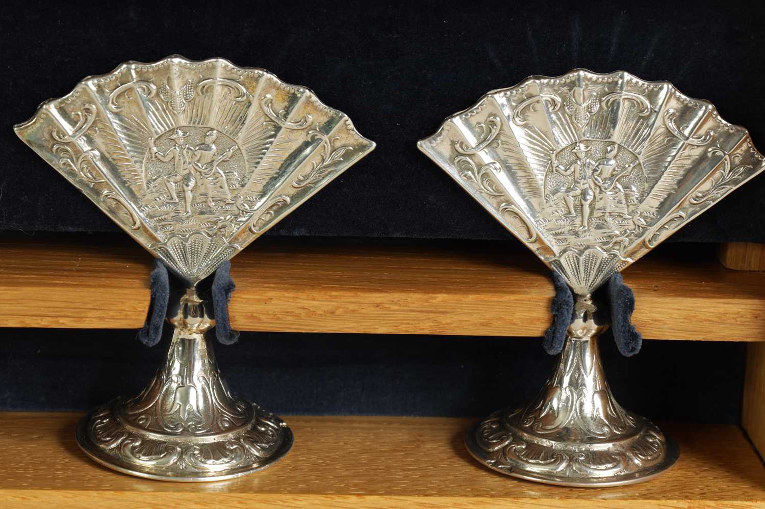 A CASED SET OF FOUR LATE VICTORIAN NOVELTY SILVER MENU HOLDERS MODELLED AS FANS - Image 4 of 11