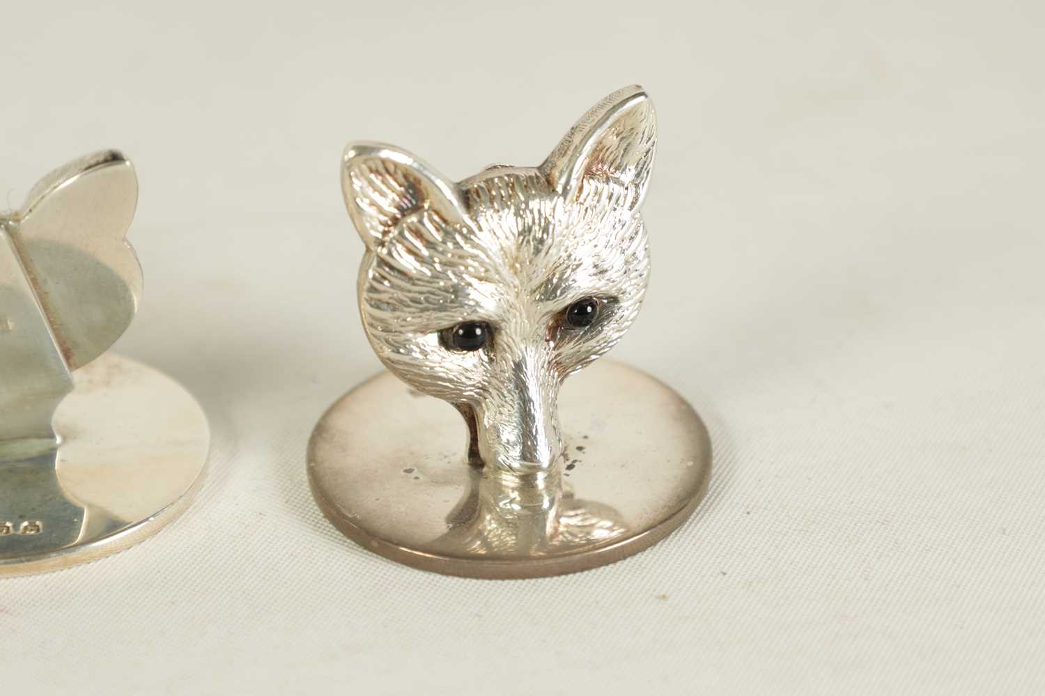 A CASED SET OF FOUR FOX HEAD SILVER MENU HOLDERS - Image 9 of 9