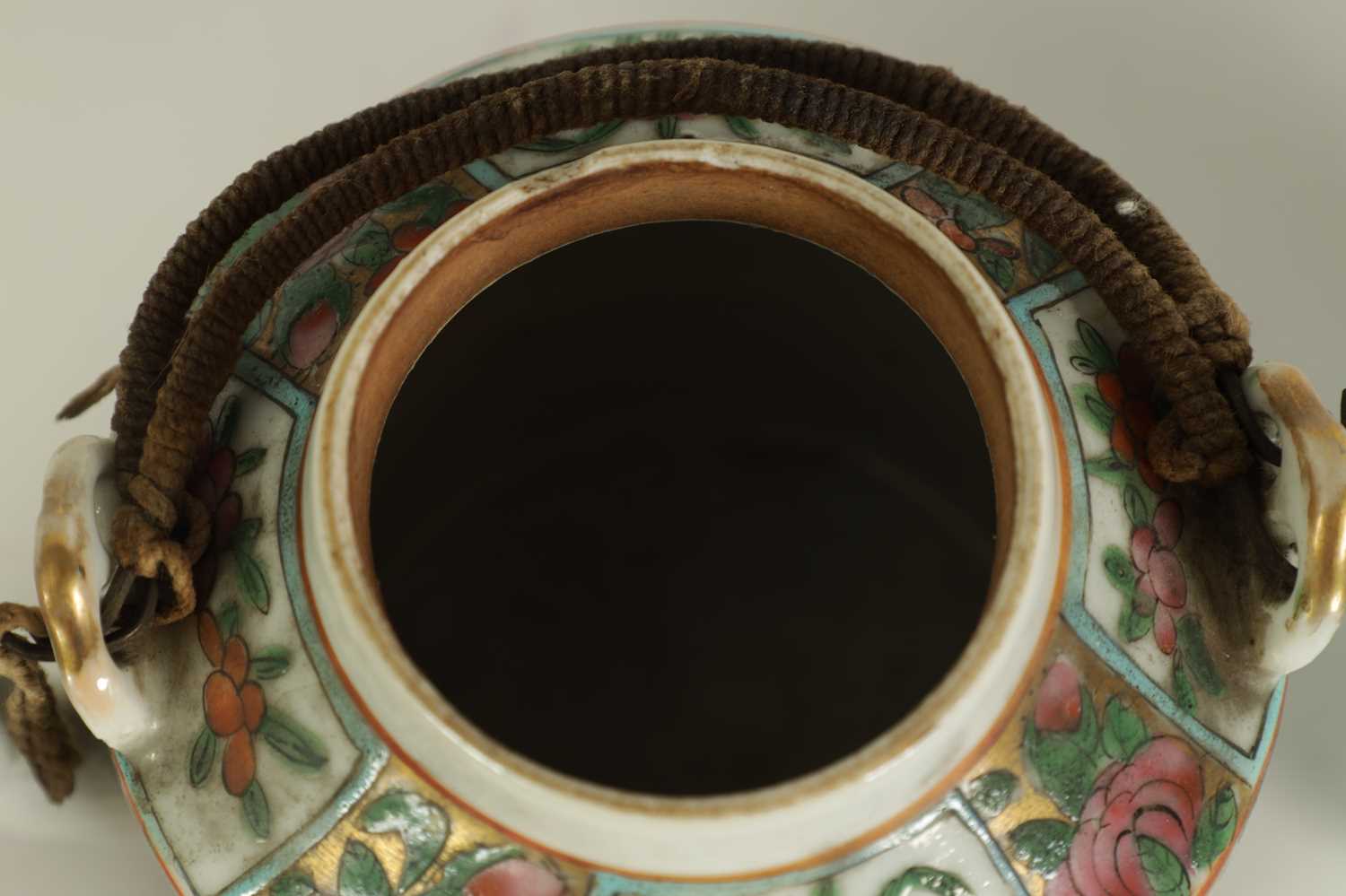 A 19TH CENTURY CHINESE SMALL-SHOULDERED VASE AND COVER - Image 6 of 15
