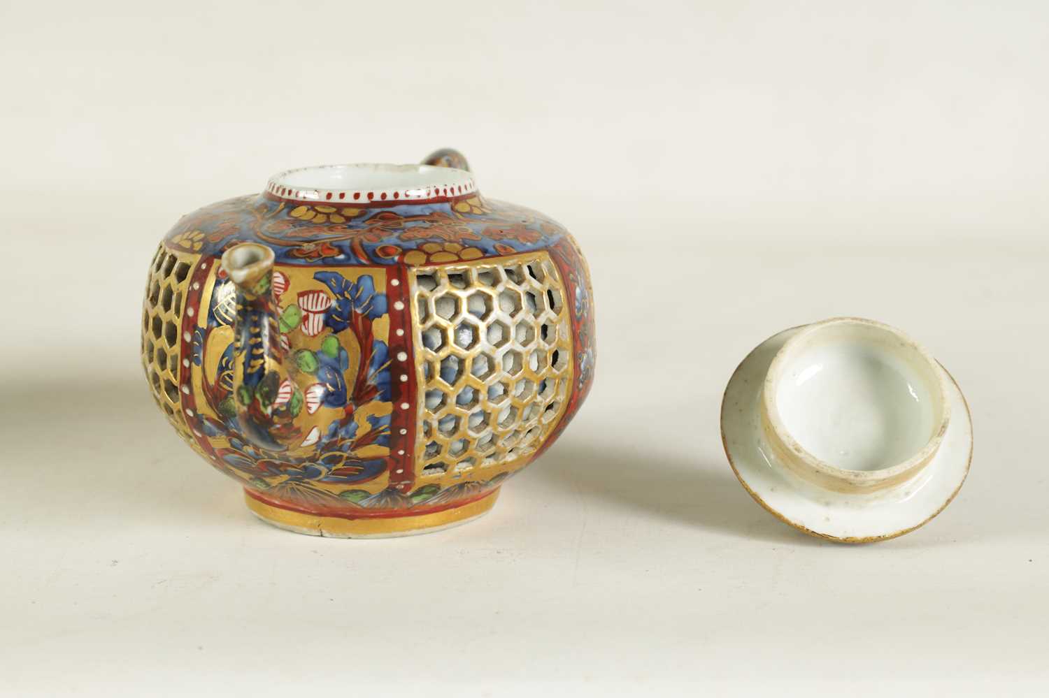 AN 18TH CENTURY CHINESE DOUBLE WALLED RETICULATED TEAPOT - Image 9 of 14