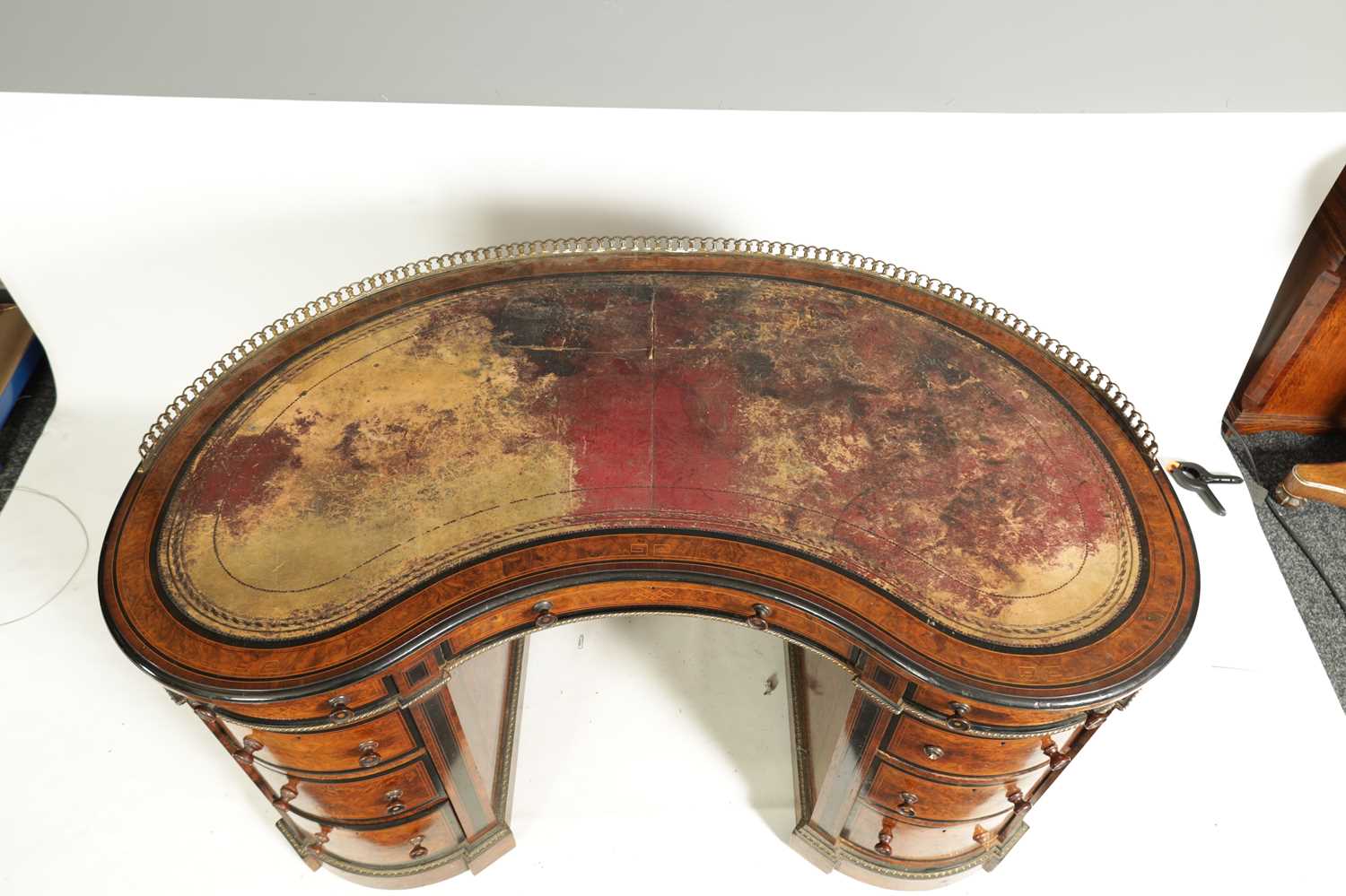 A FINE LATE 19TH CENTURY WALNUT AND EBONISED STRING INLAID KIDNEY SHAPED LIBRARY DESK WITH FITTED RE - Image 3 of 13