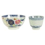 AN 18TH CENTURY CHINESE BLUE AND WHITE CUP