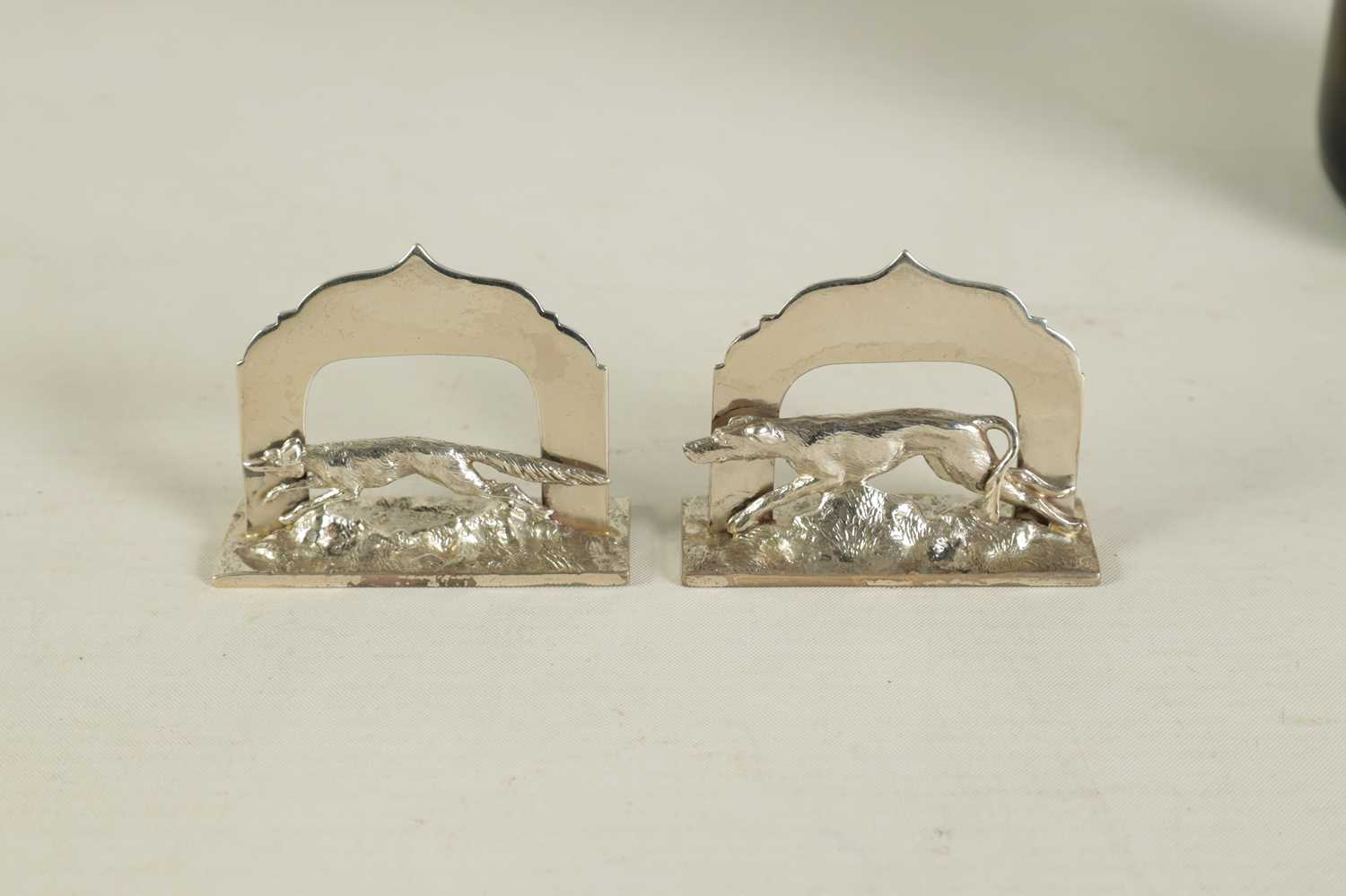 A PAIR OF SILVER MENU HOLDERS MODELLED AS FOX AND HOUND - Image 3 of 8