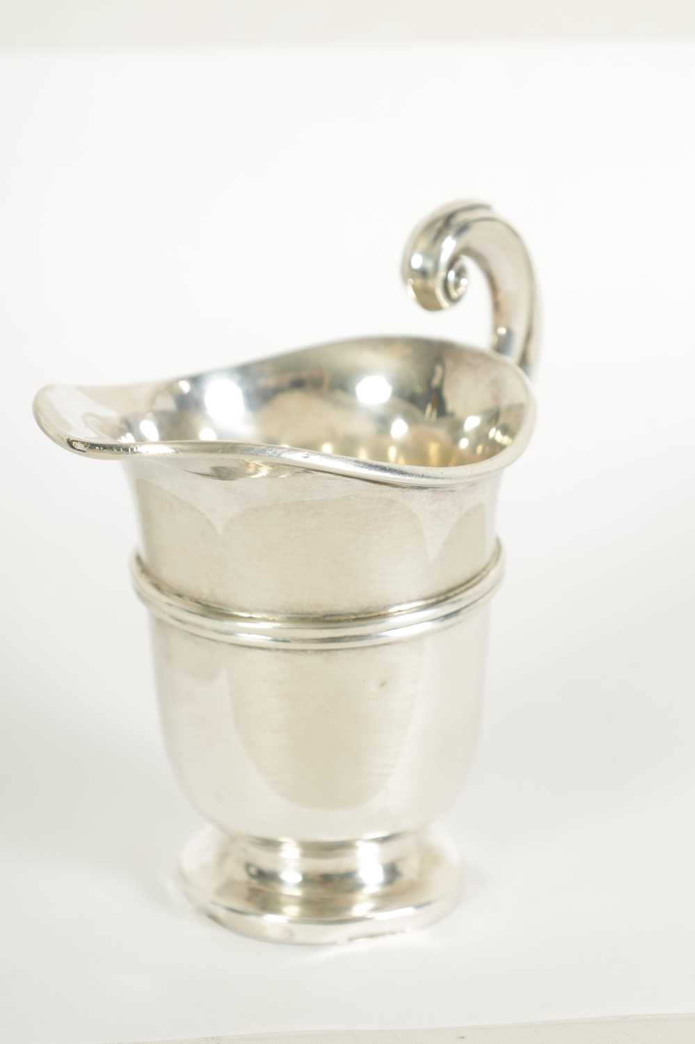 A GEORGE III SILVER MUSTARD POT WITH BLUE GLASS LINER - Image 3 of 11