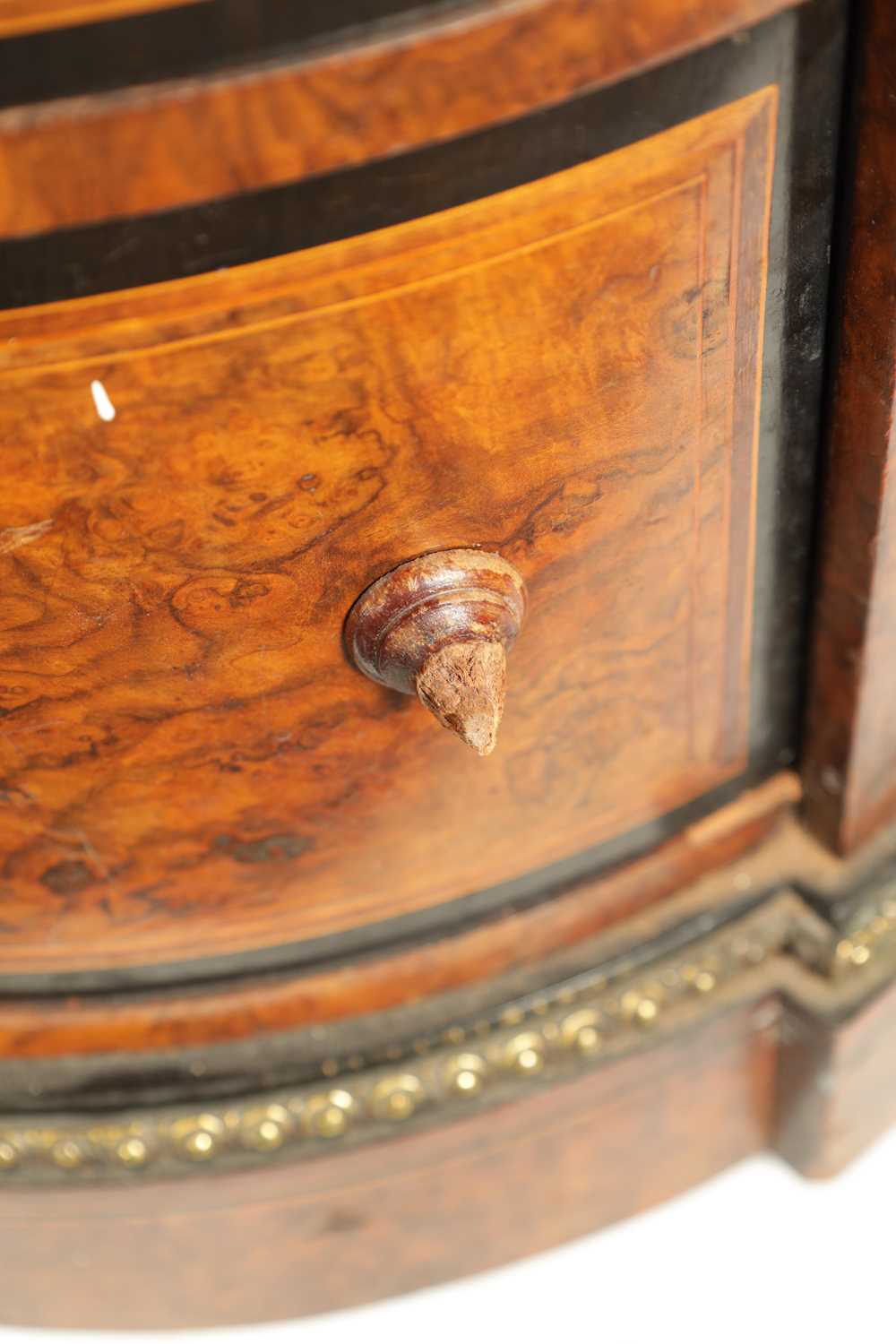 A FINE LATE 19TH CENTURY WALNUT AND EBONISED STRING INLAID KIDNEY SHAPED LIBRARY DESK WITH FITTED RE - Image 7 of 13