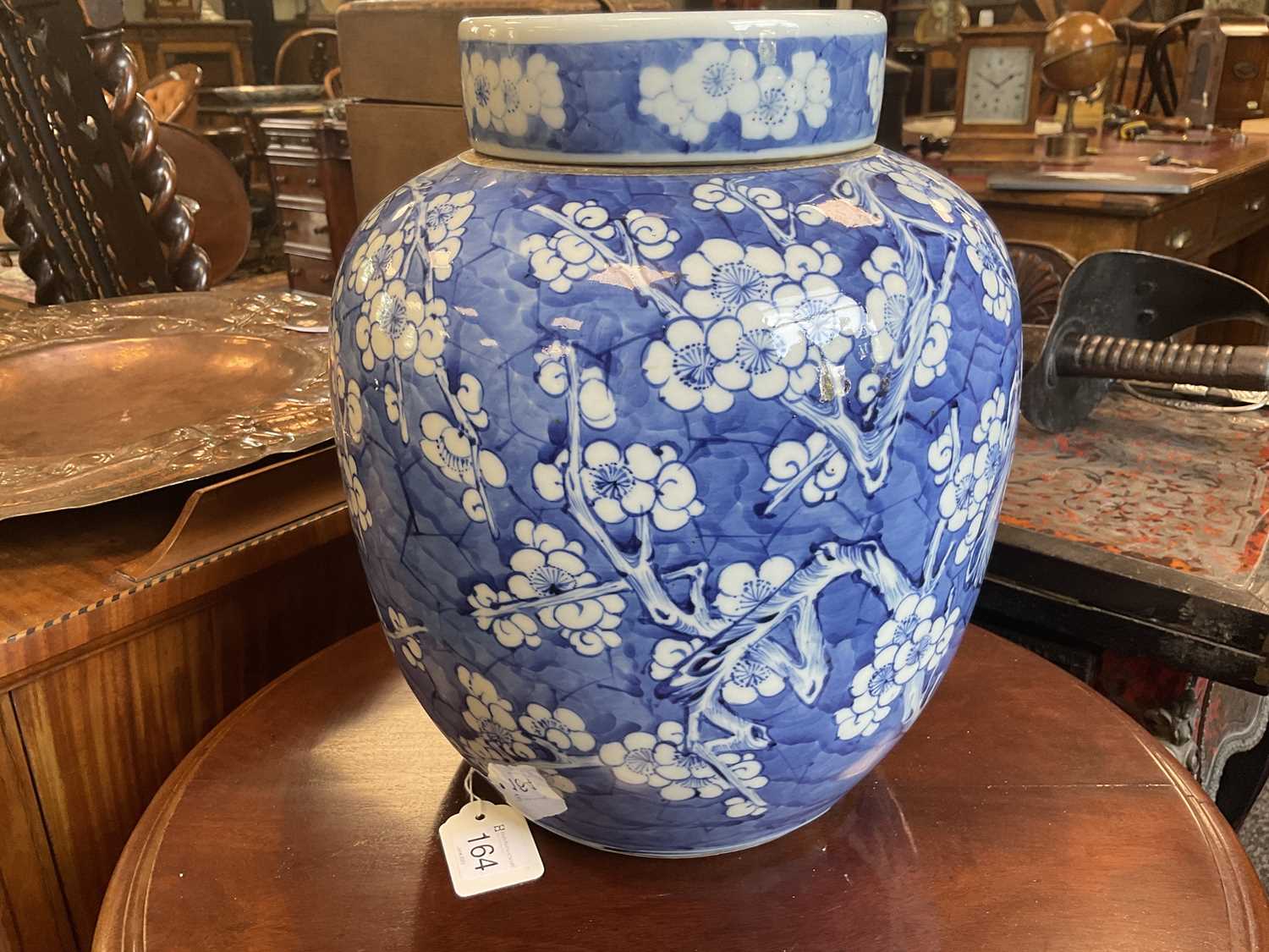 A LARGE 19TH CENTURY CHINESE BLUE AND WHITE GINGER JAR AND COVER - Image 12 of 13