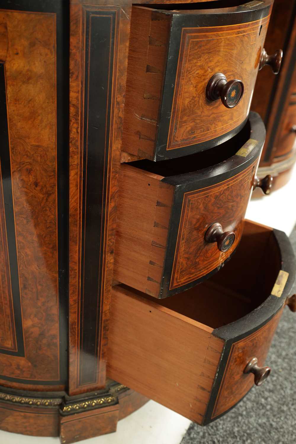 A FINE LATE 19TH CENTURY WALNUT AND EBONISED STRING INLAID KIDNEY SHAPED LIBRARY DESK WITH FITTED RE - Image 6 of 13