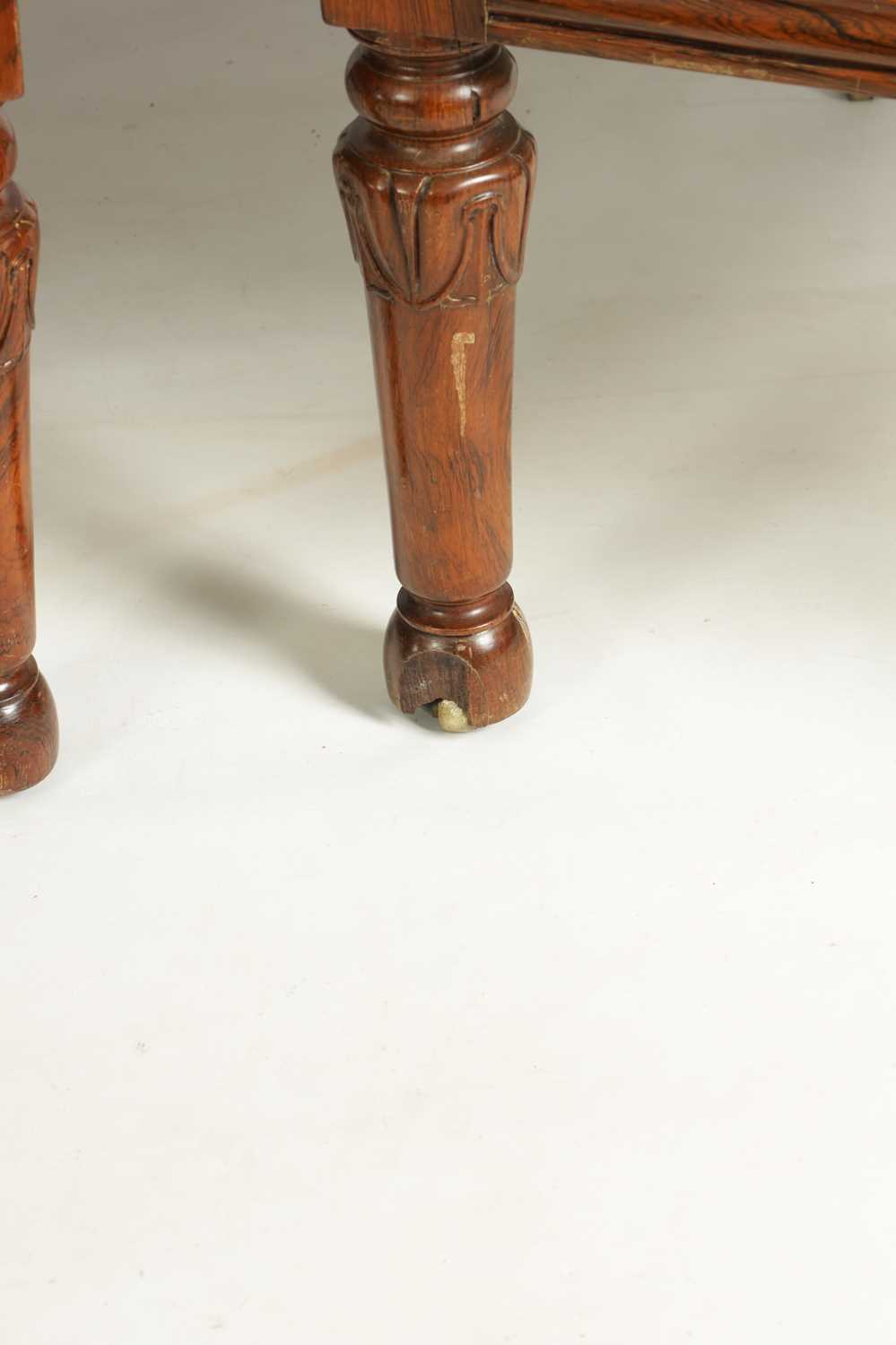 A PAIR OF REGENCY FIGURED ROSEWOOD AND TAN LEATHER BUTTON UPHOLSTERED LIBRARY CHAIRS - Image 4 of 13