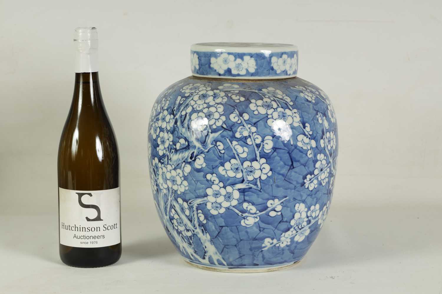 A LARGE 19TH CENTURY CHINESE BLUE AND WHITE GINGER JAR AND COVER - Image 2 of 13