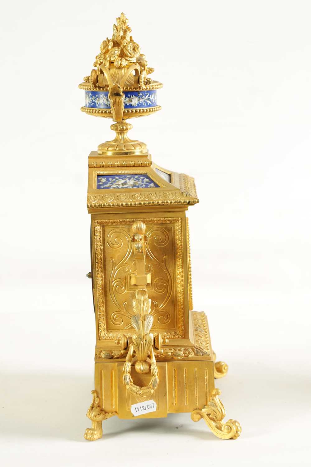 A LATE 19TH CENTURY FRENCH ORMOLU AND PORCELAIN PANELLED MANTEL CLOCK - Image 9 of 9