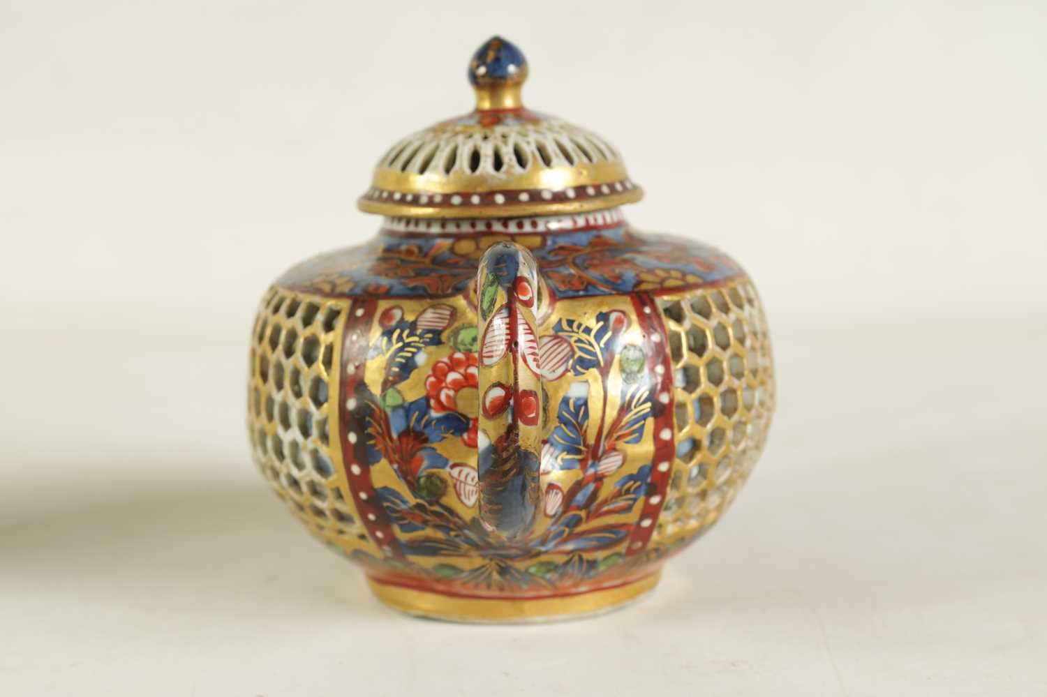 AN 18TH CENTURY CHINESE DOUBLE WALLED RETICULATED TEAPOT - Image 6 of 14