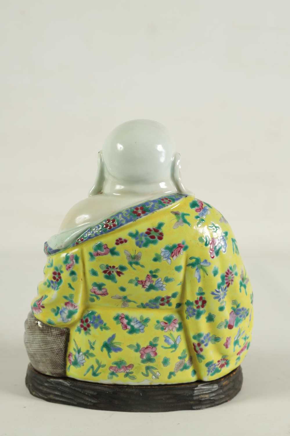 AN EARLY 20TH CENTURY CHINESE FAMILLE ROSE PORCELAIN BUDDHA - Image 8 of 16