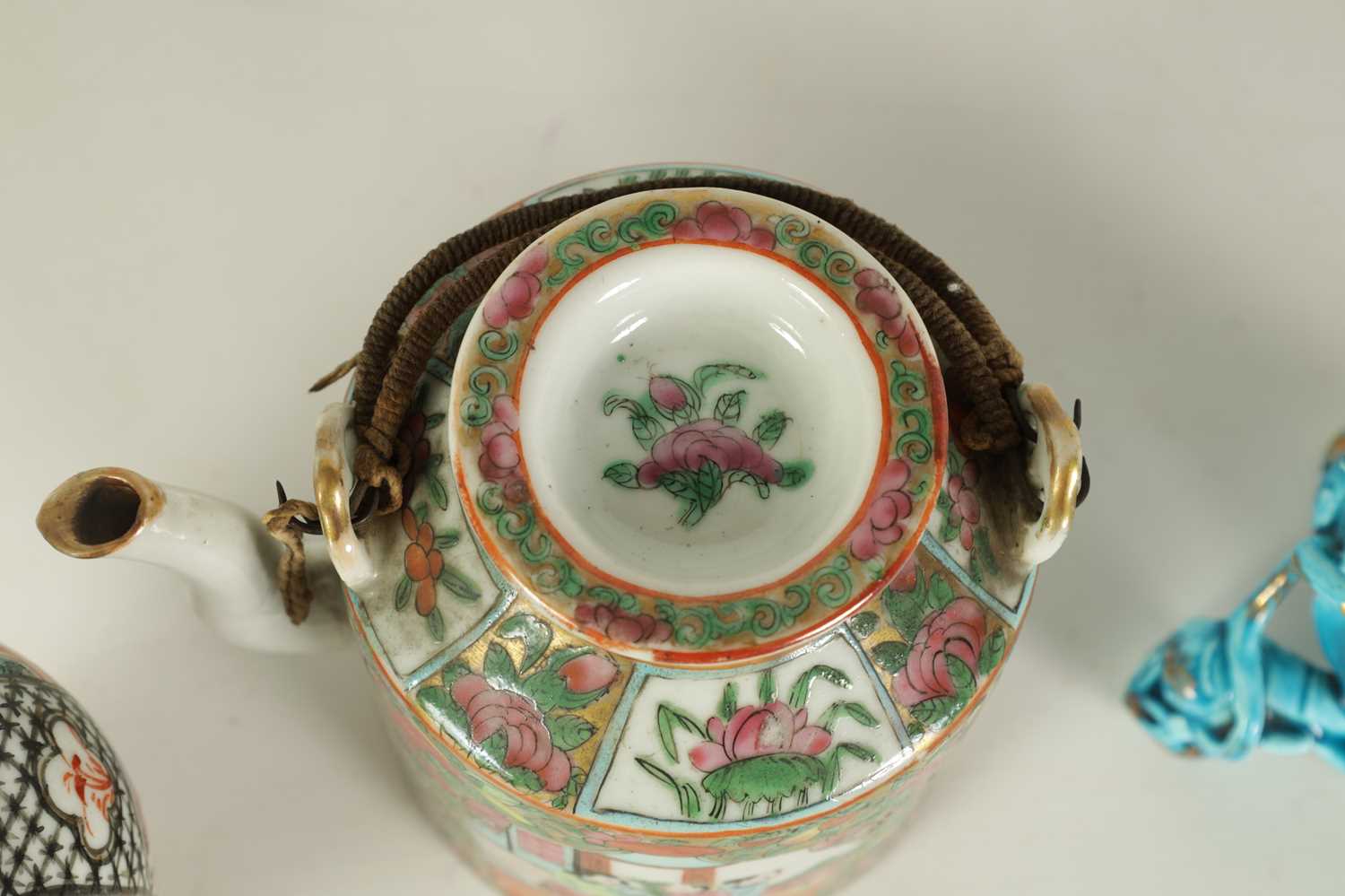 A 19TH CENTURY CHINESE SMALL-SHOULDERED VASE AND COVER - Image 4 of 15