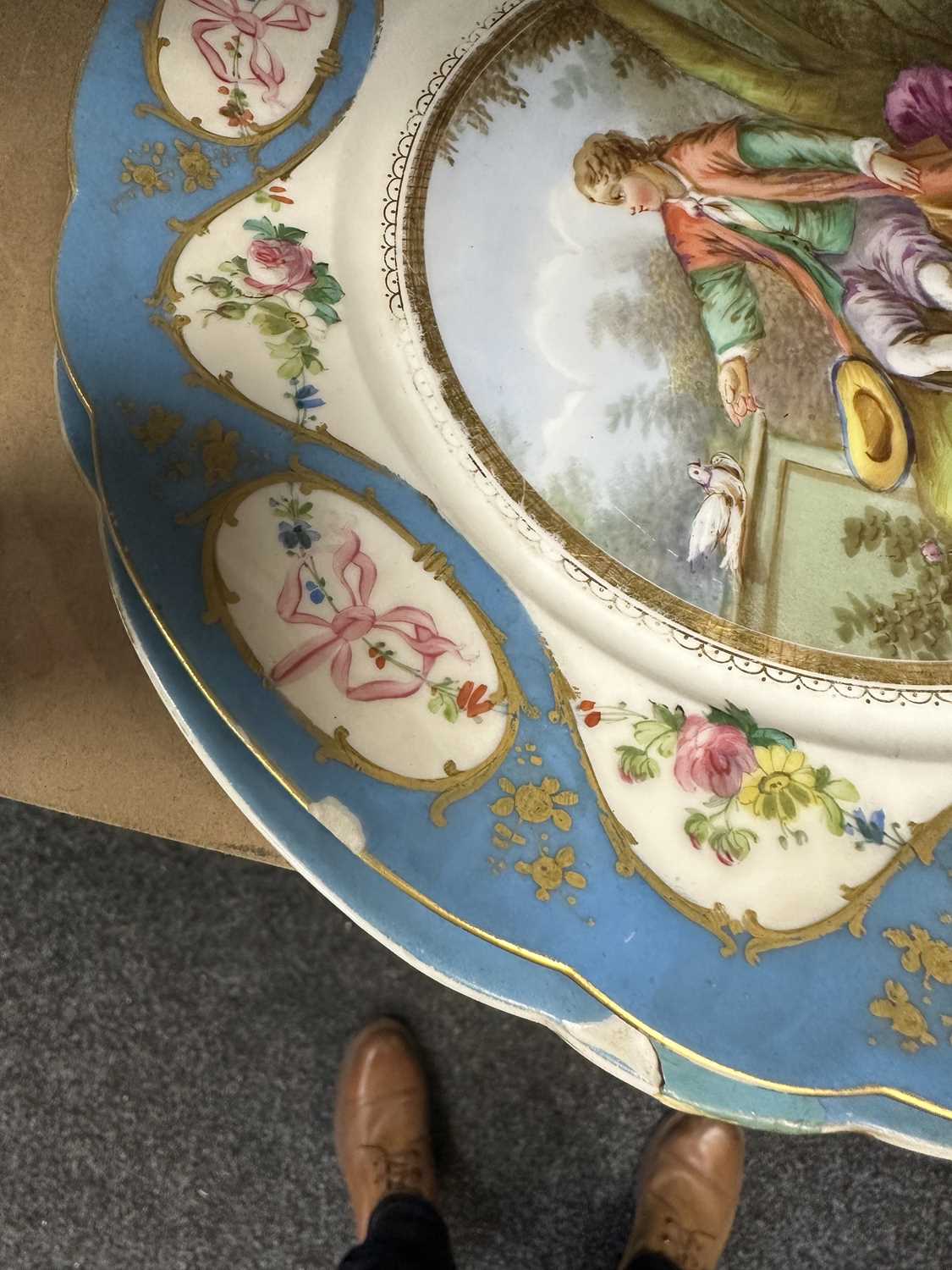 A 19TH CENTURY CONTINENTAL SEVRES PATTERN TWENTY-THREE PIECE DESSERT SERVICE - Image 21 of 25