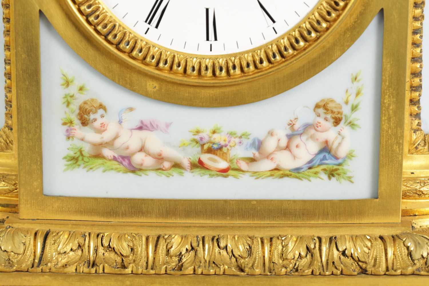 A GOOD QUALITY LATE 19TH CENTURY FRENCH ORMOLU AND PORCELAIN PANELLED MANTEL CLOCK - Image 6 of 11