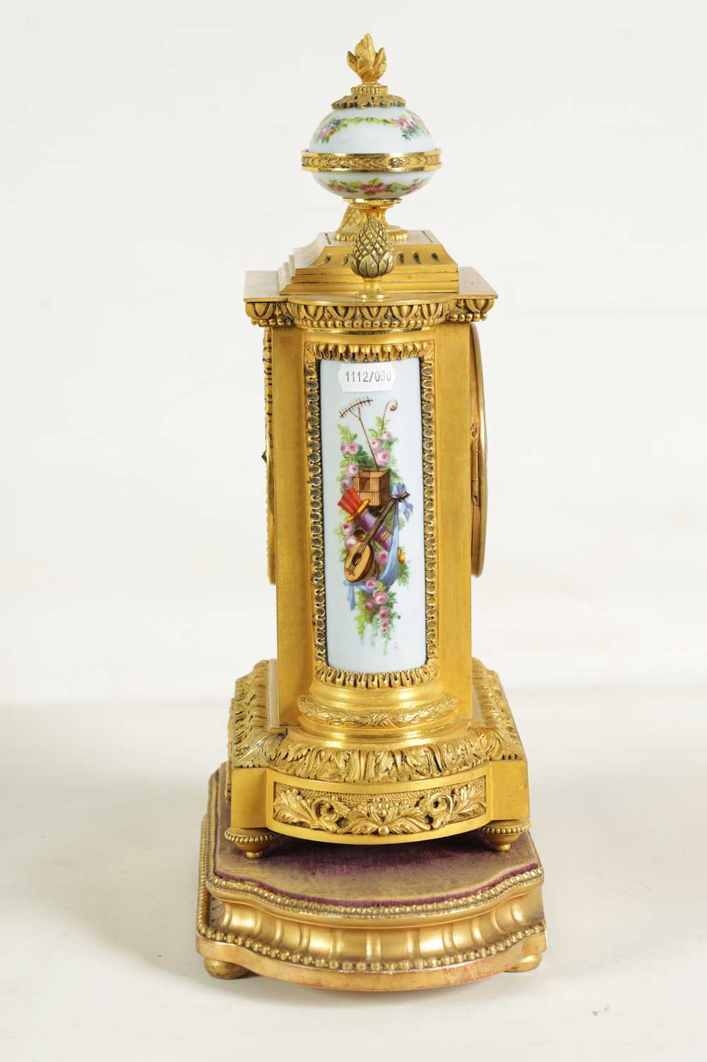 A GOOD QUALITY LATE 19TH CENTURY FRENCH ORMOLU AND PORCELAIN PANELLED MANTEL CLOCK - Image 11 of 11