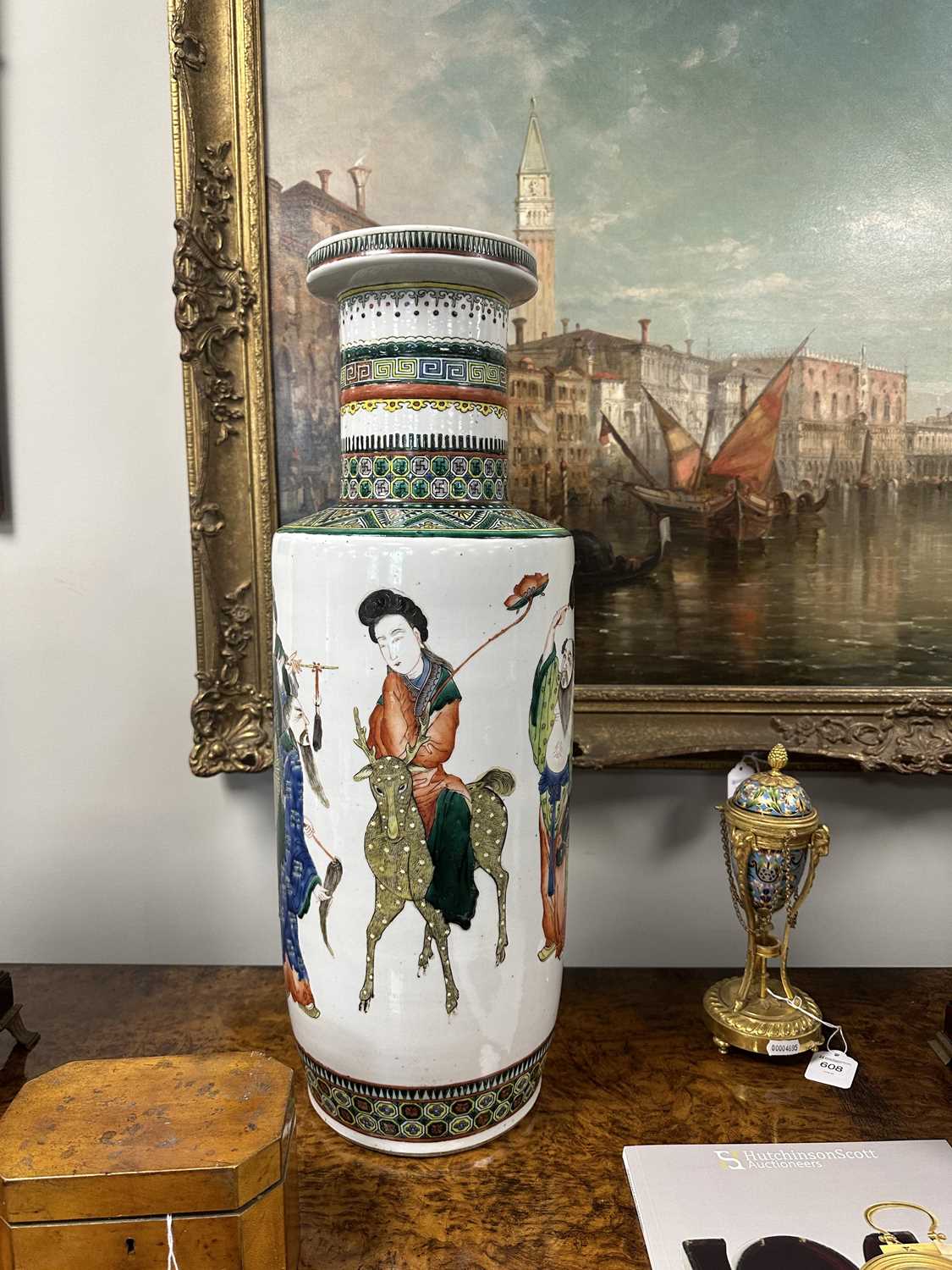 A LARGE PAIR OF 19TH CENTURY CHINESE FAMILLE VERTE PORCELAIN VASES - Image 30 of 36